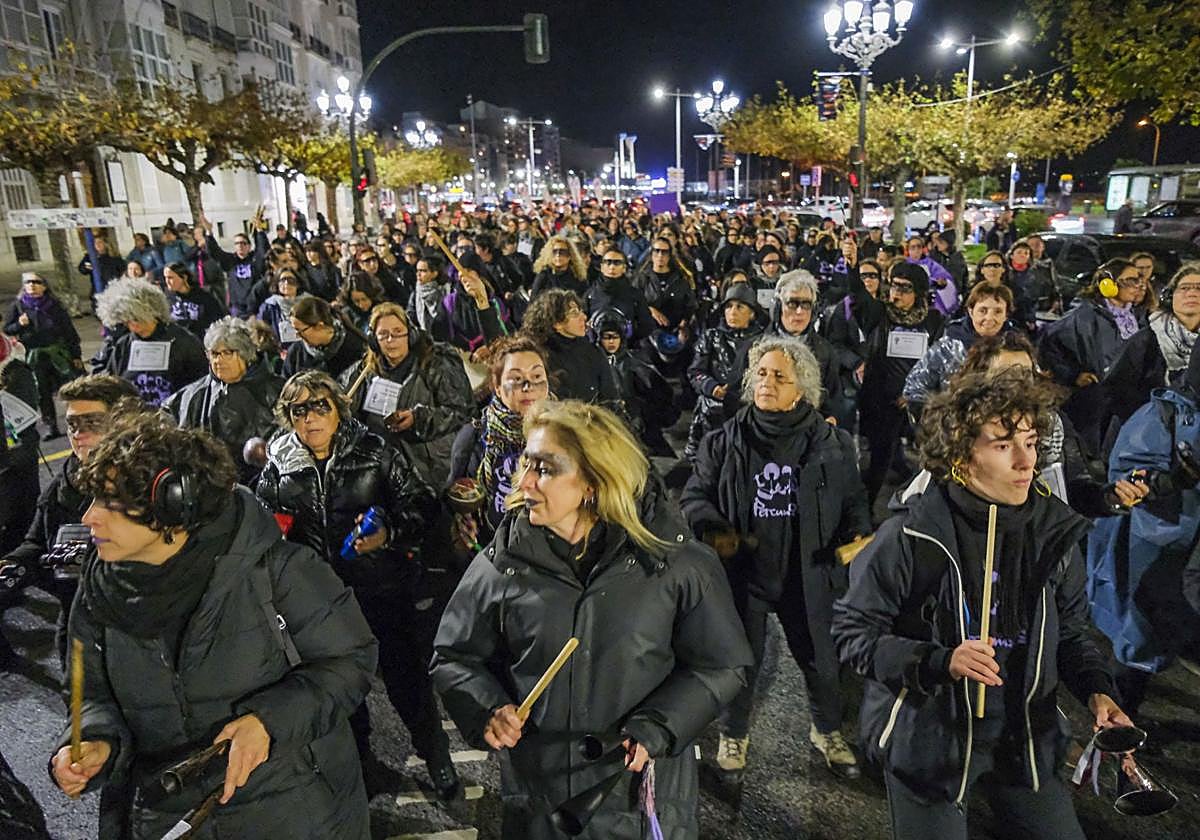 Un total de 160 músicas del grupo Percumozas pusieron el ritmo a la manifestación