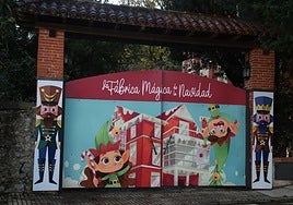 Entrada a la fábrica el año en que se instaló en Solares.