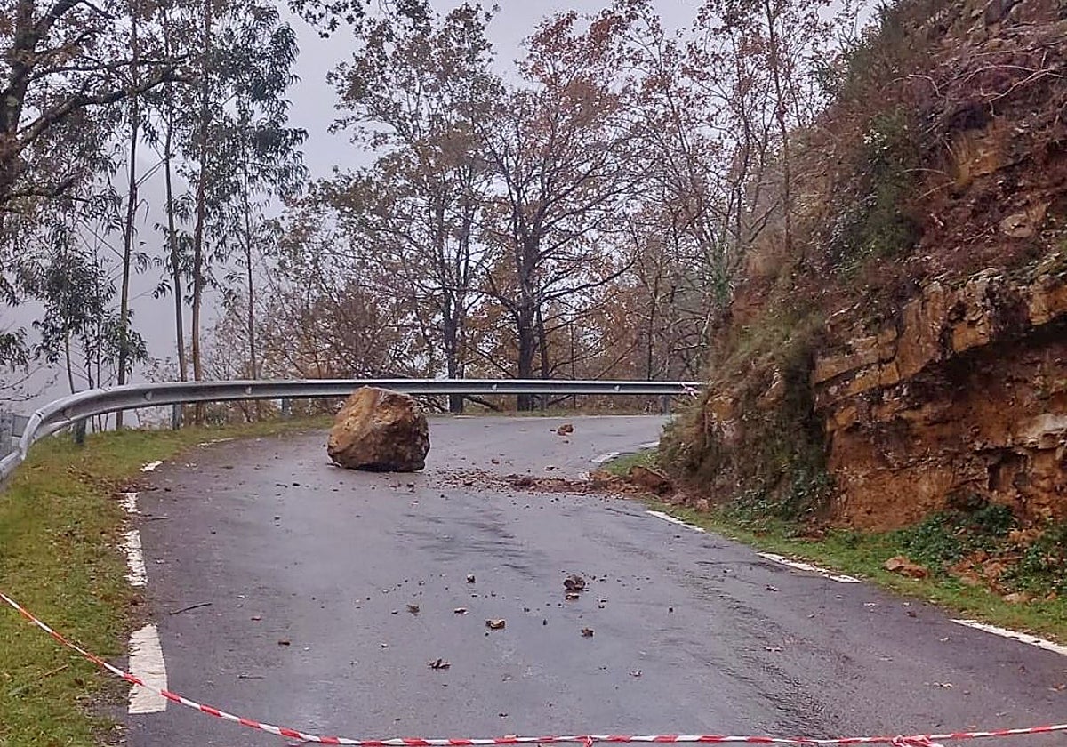 La piedra de grandes dimensiones en el medio de la carretera a Brenes.