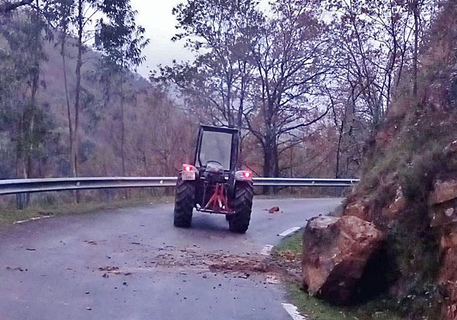 La roca retirada con el tractor del alcalde.