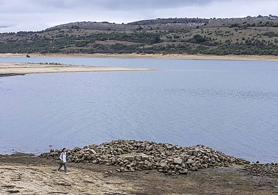 Campoo de Yuso se prepara para la época de sequía con una nueva cisterna de agua potable.