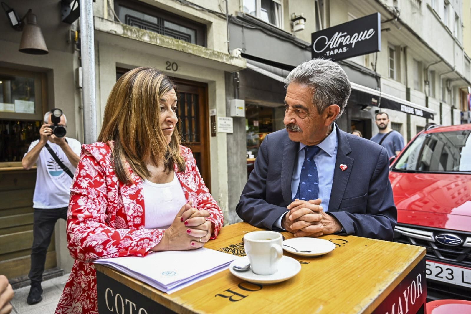 Buruaga y Revilla se toman un café en Peña Herbosa en la reunión en la que se produjo el traspaso de poderes.