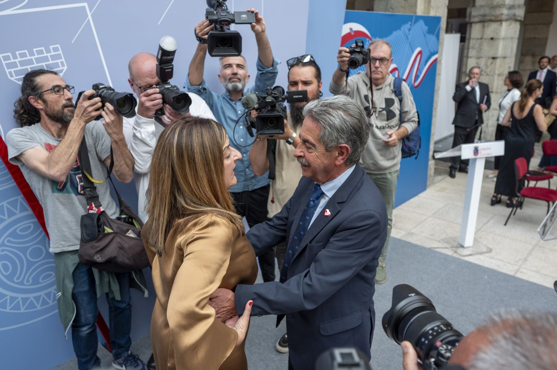 Revilla saluda a la líder popular el día de su toma de posesión como presidenta de Cantabria.