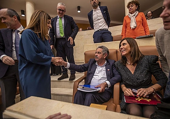 Buruaga saluda a Revilla, en presencia de Paula Fernández, tras la aprobación del Presupuesto de 2024