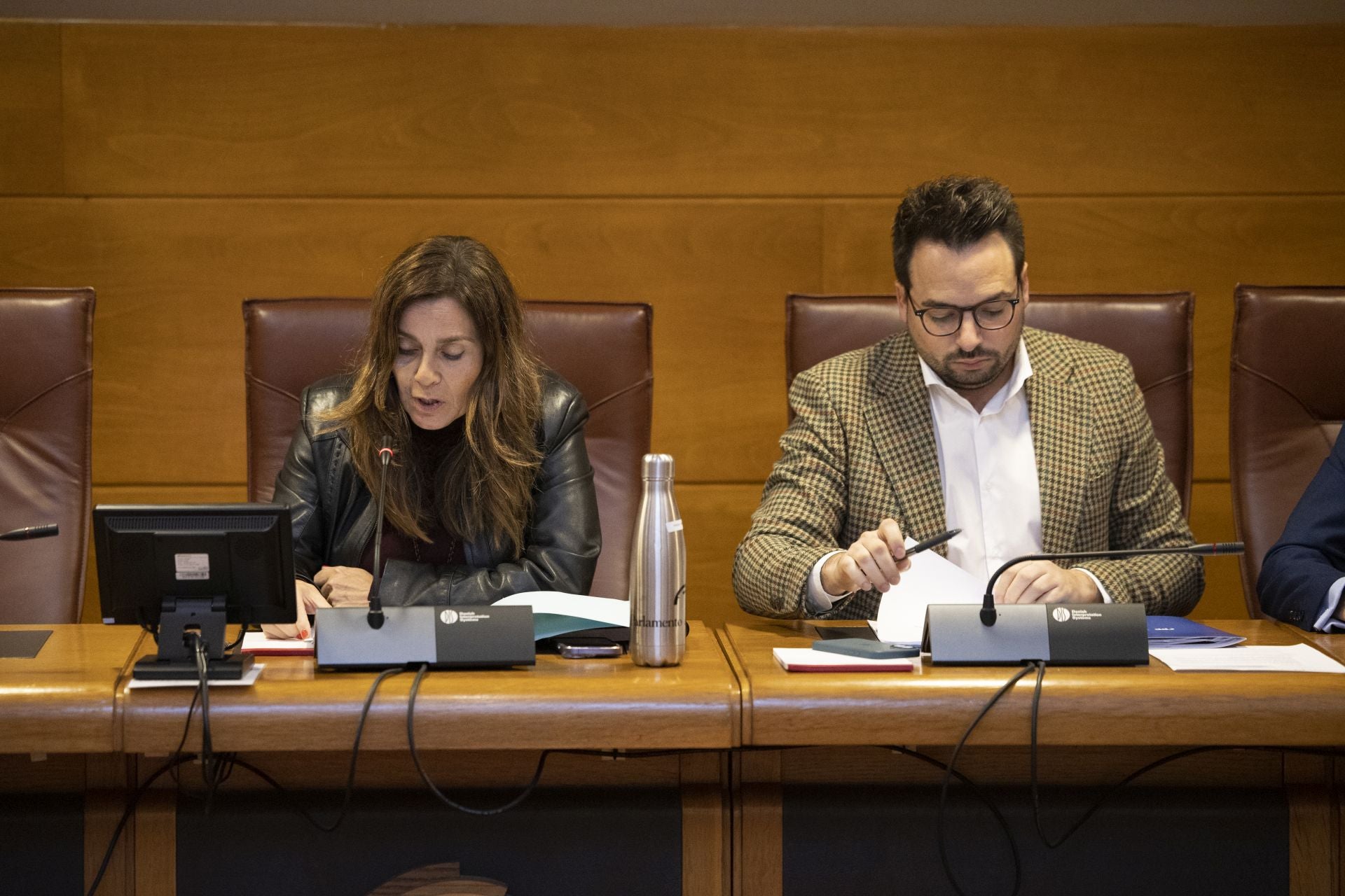 Paula Fernández (PRC) y Álvaro Aguirre (PP), durante la comisión en la que se Debatió la Ley del Suelo, otro de los acuerdos entre los «socios preferentes».