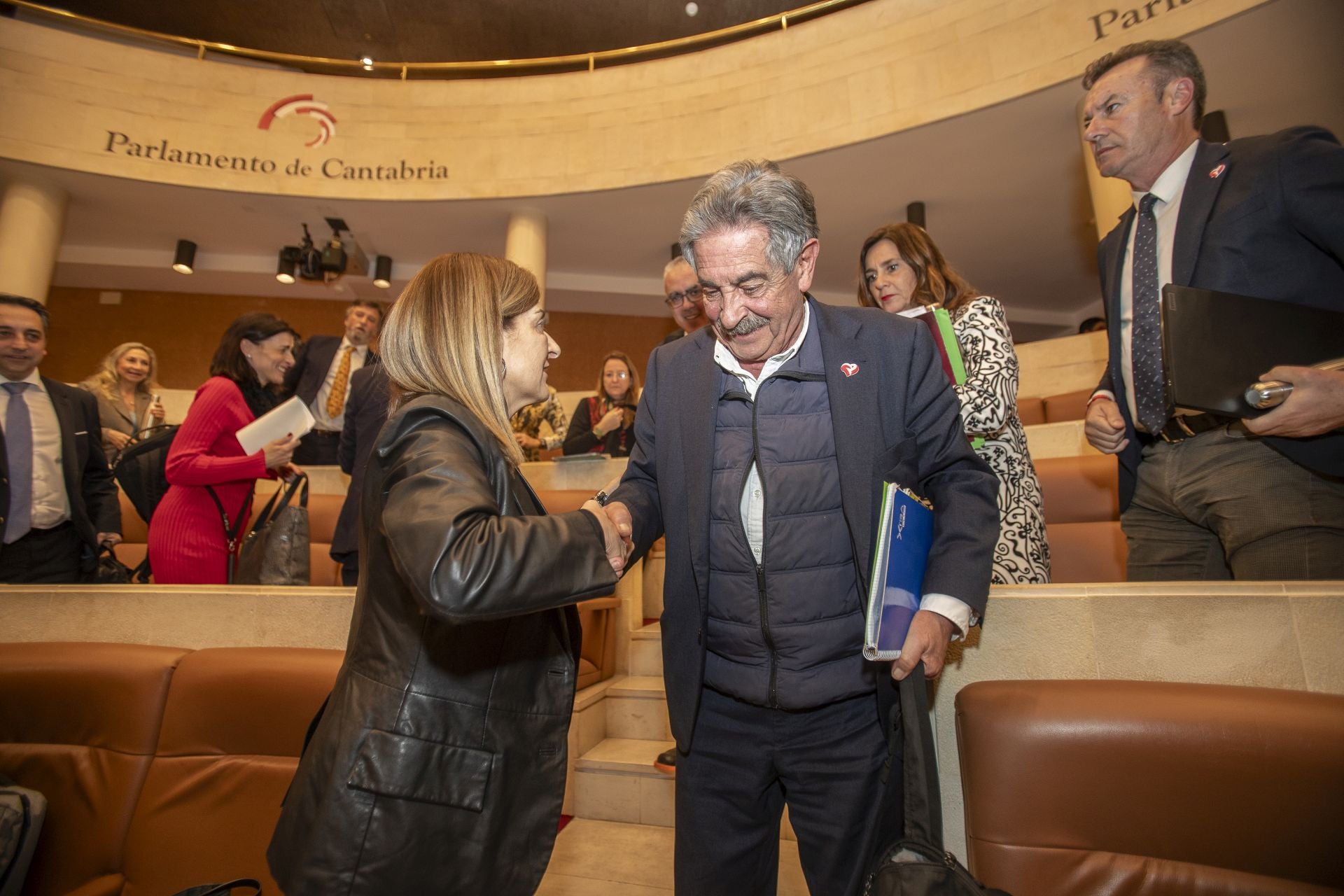 Buruaga y Revilla, se saludan tras la aprobación de los Presupuestos hace un año. En este ejercicio, no ha sido posible el acuerdo.