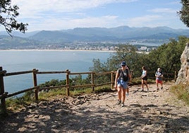 Senderistas recorriendo el monte Buciero.