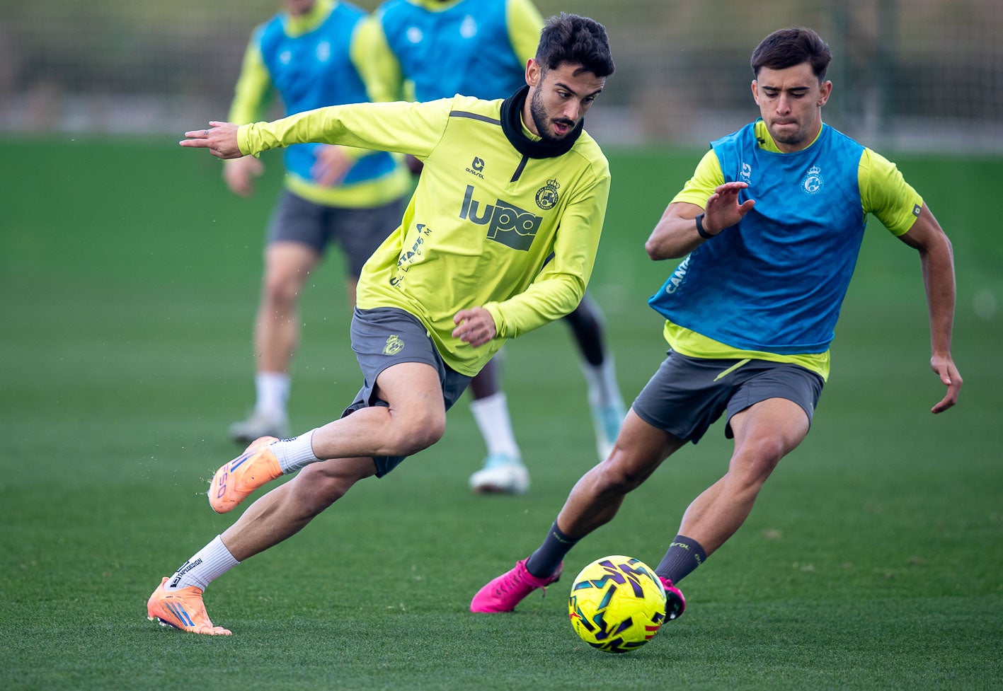 Andrés Martín y Mario García pugnan por un balón. 
