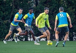 Íñigo Sainz-Maza trata de frenar a Arana en la sesión de este miércoles.