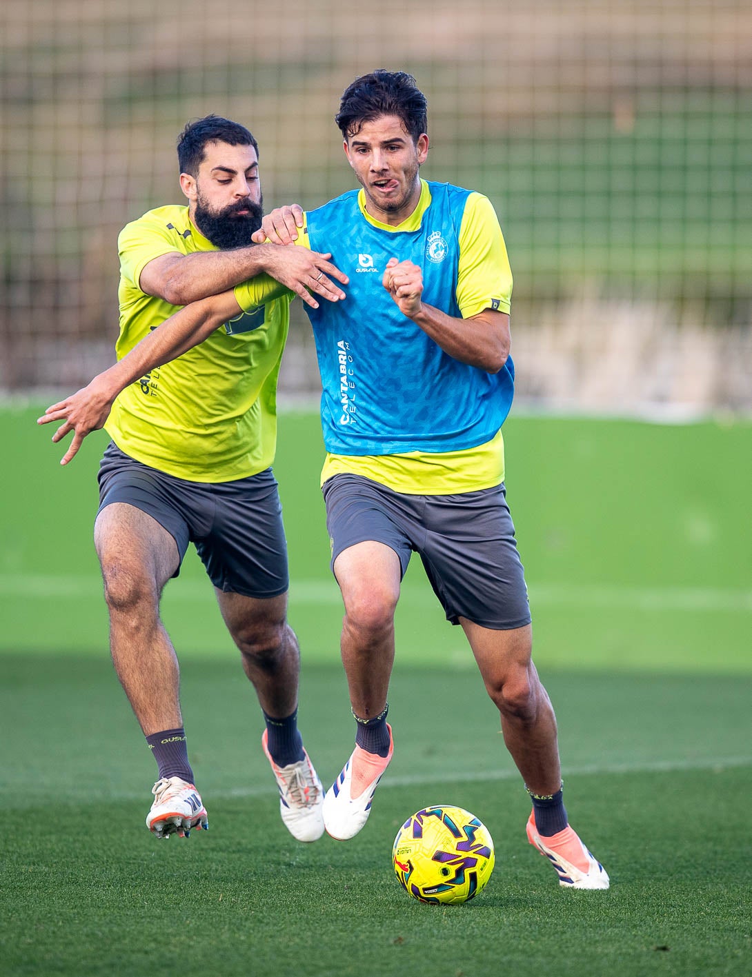 Asier Villalibre agarra a Facu González, que trata de avanzar con el balón. 