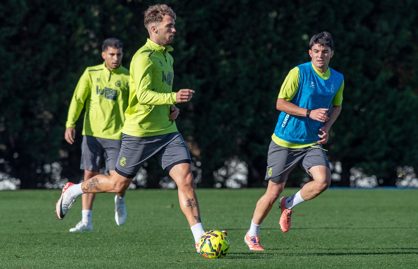 Pablo Ramón conduce el balón, presionado por Aritz Aldasoro. 