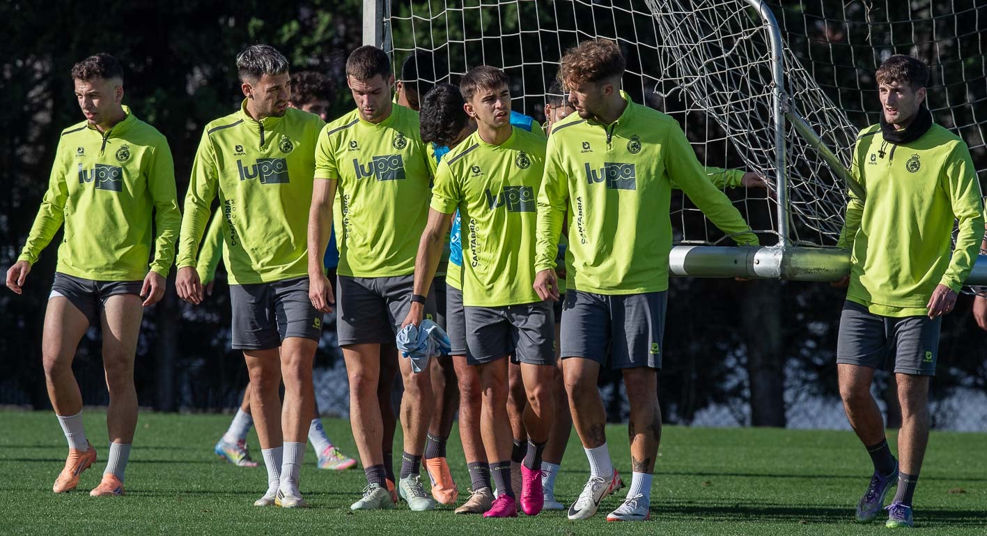 Los jugadores del Racing portan una portería tras el entrenamiento. 