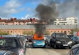 El coche ha ardido entre otros vehículos.
