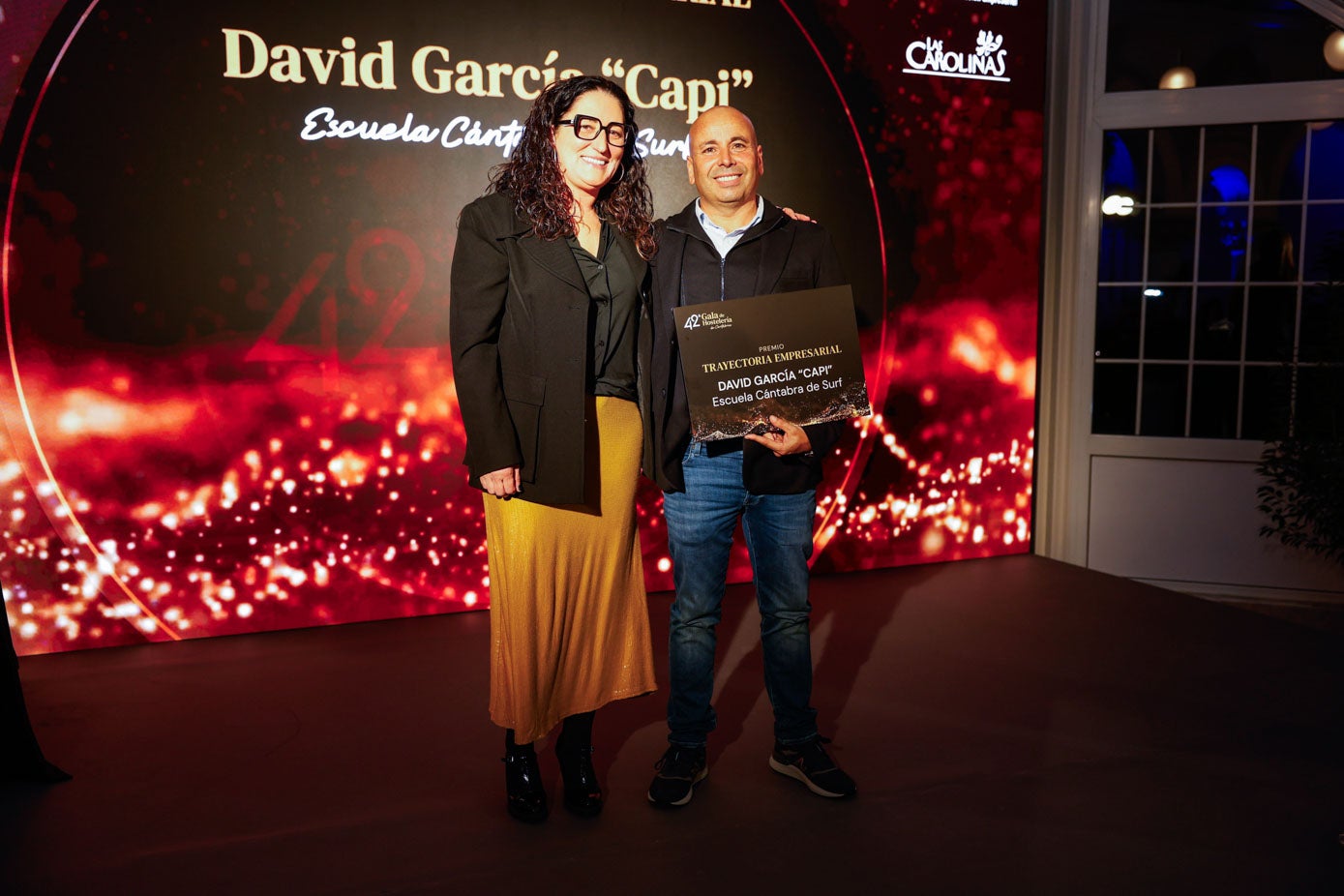 David García 'Capi' recibe el premio a Trayectoria Empresarial de la mano de Eva María Caso.