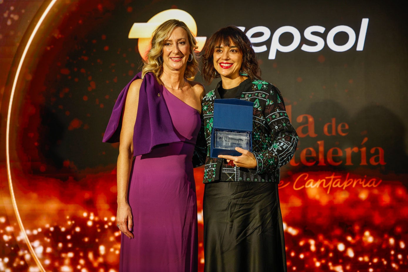 Bárbara Gutiérrez entrega el premio Empresa Comprometida a Verónica Buelga.