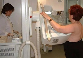 Una mujer se coloca en el mamógrafo para realizarse la prueba.