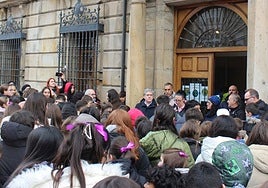 Concentración en La Casona de Reinosa.