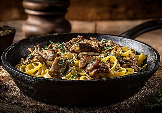 Tallarines en salsa de setas.