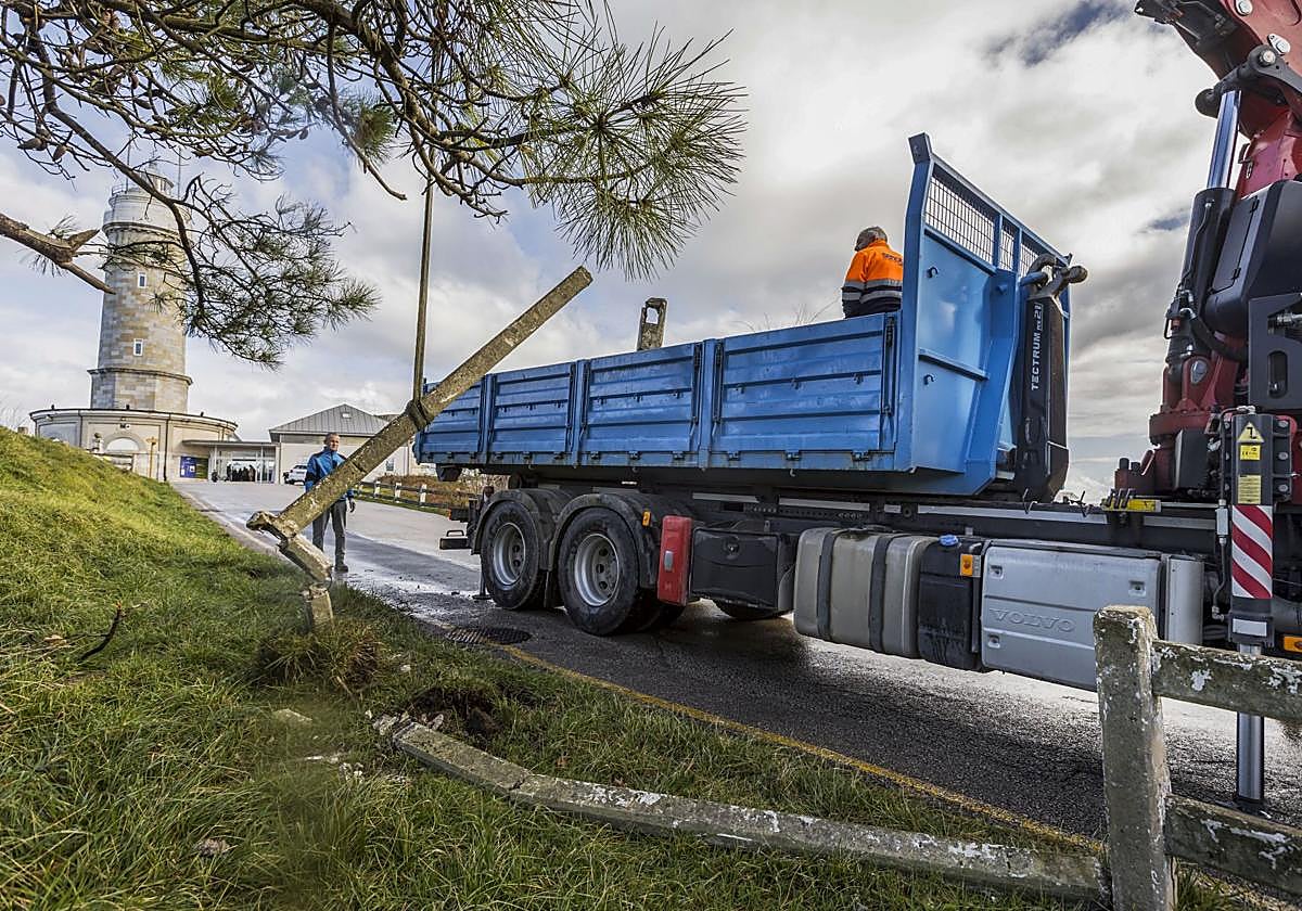 La maquinaria ya trabaja en las obras para rehabilitar el acceso al Faro Cabo Mayor.