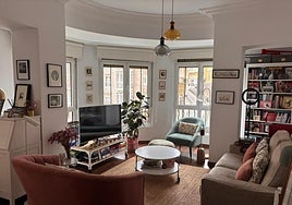 En el centro. Acogedor y luminoso, el salón de Natalia Antón destaca por sus amplios ventanales y la mezcla de muebles y detalles clásicos y contemporáneos