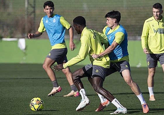 Aldasoro, con Sergio Martíneze Íñigo Vicente al fondo, trata de frenar a MaguetteGueye en la sesión delpasado miércoles.