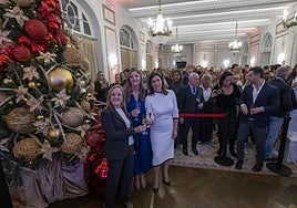 Isabel Urrutia, María Martínez Alberdi y Gema Igual junto al árbol encendido del Hotel Real