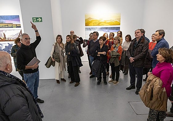 En el centro de la imagen Salvador Carretero, junto a Fernando Zamanillo y el resto de miembros de la Asociación Amigos del MAS que acudieron a la visita.