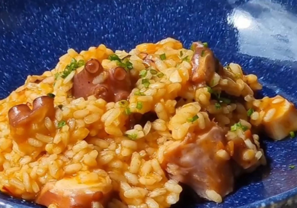 Arroz meloso con pulpo y tomate.