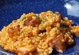 Arroz meloso con pulpo y tomate.