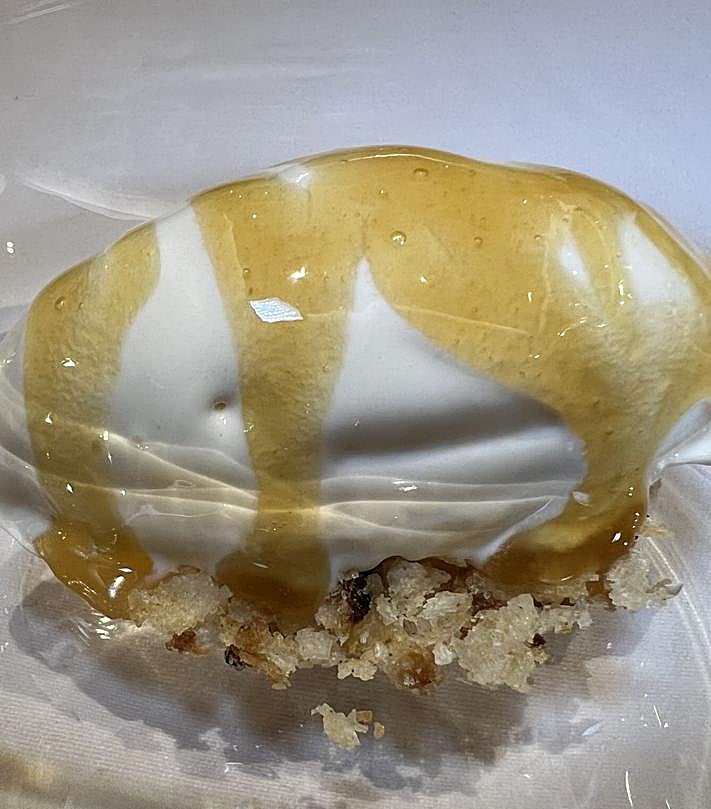 Imagen secundaria 2 - En la imagen superior, ventresca de bonito y pulpo. A la izquierda, pochas con magano y langostino. Y, a la derecha, queso, pan y miel