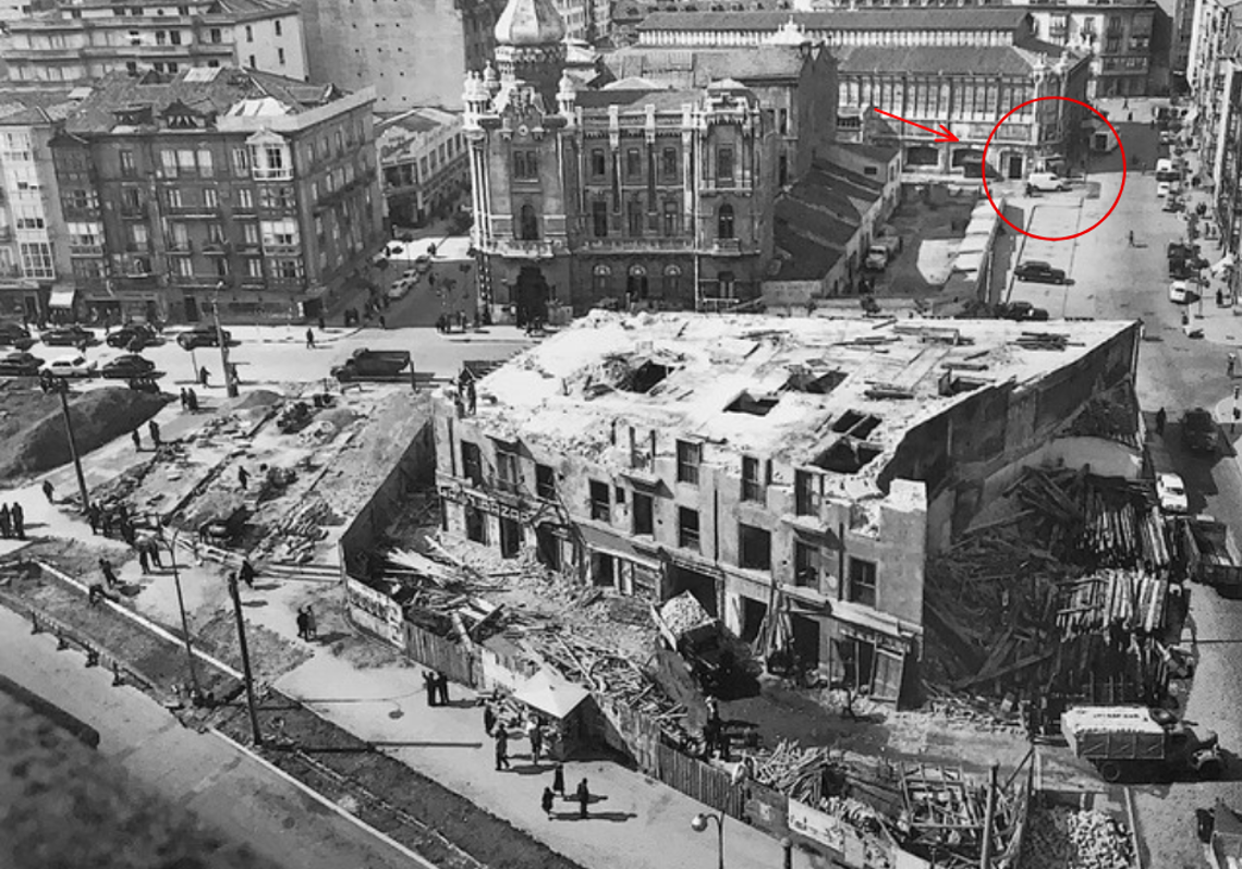 Fotografía cedida por César Pombo. Data del año 1963, cuando se llevó a cabo la remodelación de la Plaza de Ayuntamiento. En la zona superior derecha se puede observar ya el puesto J.Enríquez.