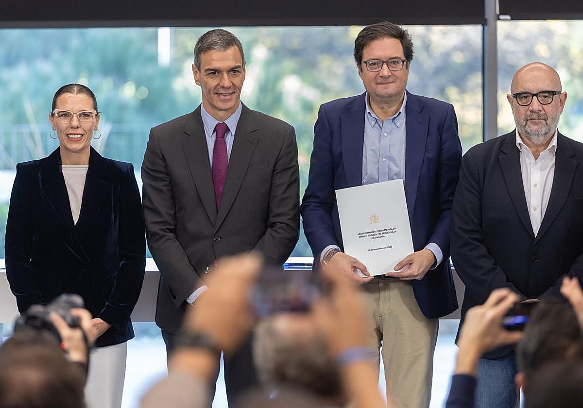 El presidente Pedro Sánchez y el ministro Óscar López, durante el acto de firma del acuerdo.