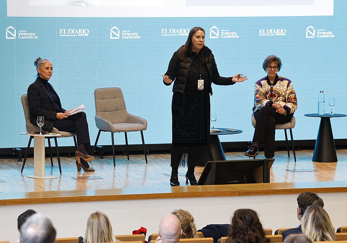 Leticia Mena, Ana Lozano y Xenia Beltrán sobre el escenario del congreso.