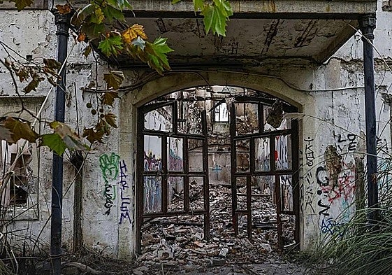 Edificio ruinoso en La Remonta tras los incendios producidos a principios de este mes.