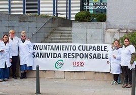 Las trabajadoras del Servicio de Ayuda a Domicilio (SAD) de Torrelavega, ayer, en su protesta.