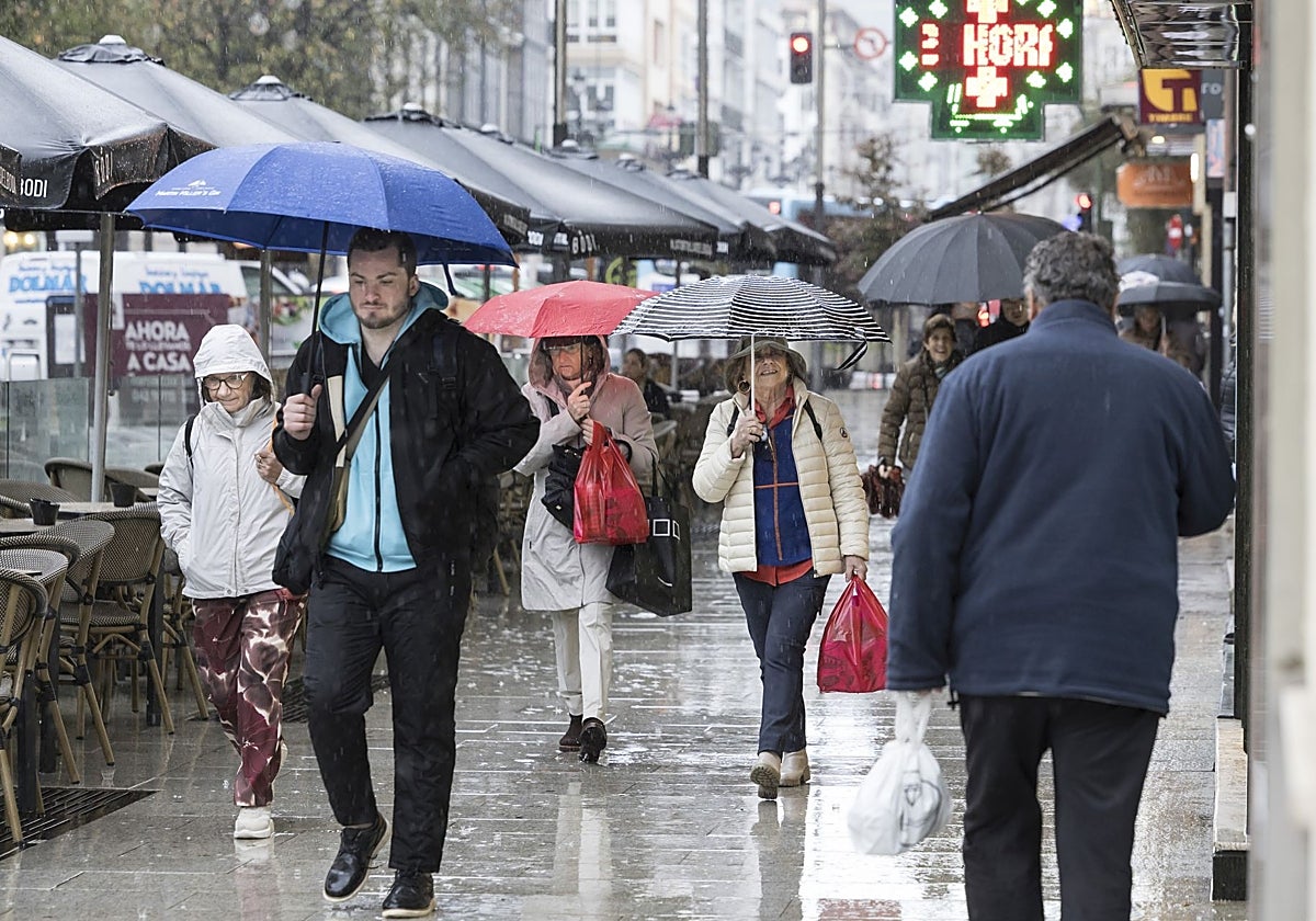 Personas pasean por una calle de Santander.