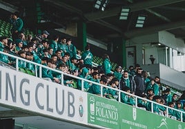 Los seguidores estadounidenses, en las gradas de los Campos de Sport de El Sardinero.