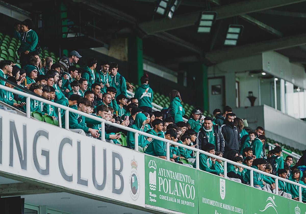 Los seguidores estadounidenses, en las gradas de los Campos de Sport de El Sardinero.
