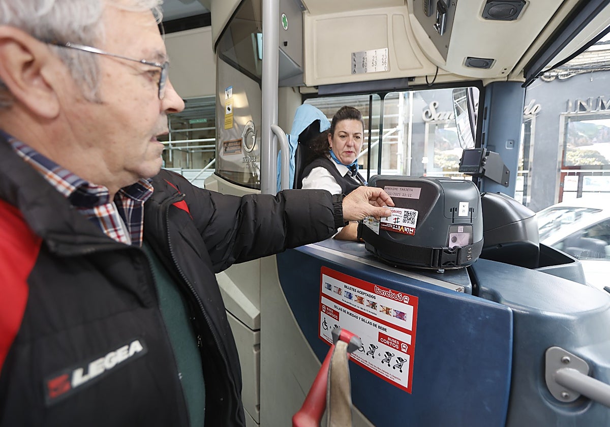 Un vecino utiliza la tarjeta del Torrebús para pagar un viaje, este jueves, en Torrelavega.