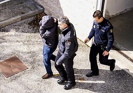 A prisión. Imagen del 24 de febrero de 2023 en la que dos policías nacionales trasladan al funcionarioMiguel Ángel Diez desde el complejo judicial de Las Salesas a la prisión de El Dueso.