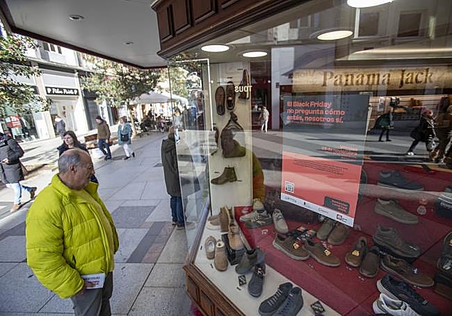 En la calle Lealtad, un hombre mira el escaparate de la zapatería Gaspar, uno de las 195 comercios inscritos a la campaña 'Santander Local Fest'.