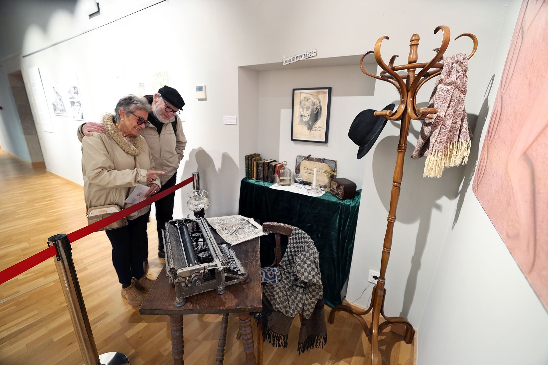 En un rincón, se recrea la habitación de la Fonda Montañesa con objetos personales del poeta
