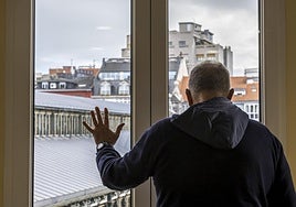 Roberto Borrás, hermano de la víctima, posa en el despacho de su abogado de espaldas porque prefiere proteger su imagen.