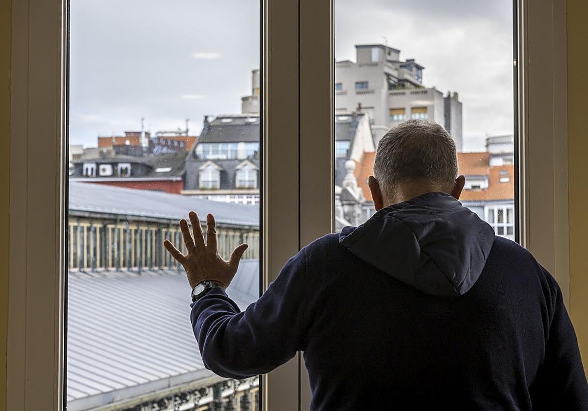 Roberto Borrás, hermano de la víctima, posa en el despacho de su abogado de espaldas porque prefiere proteger su imagen.
