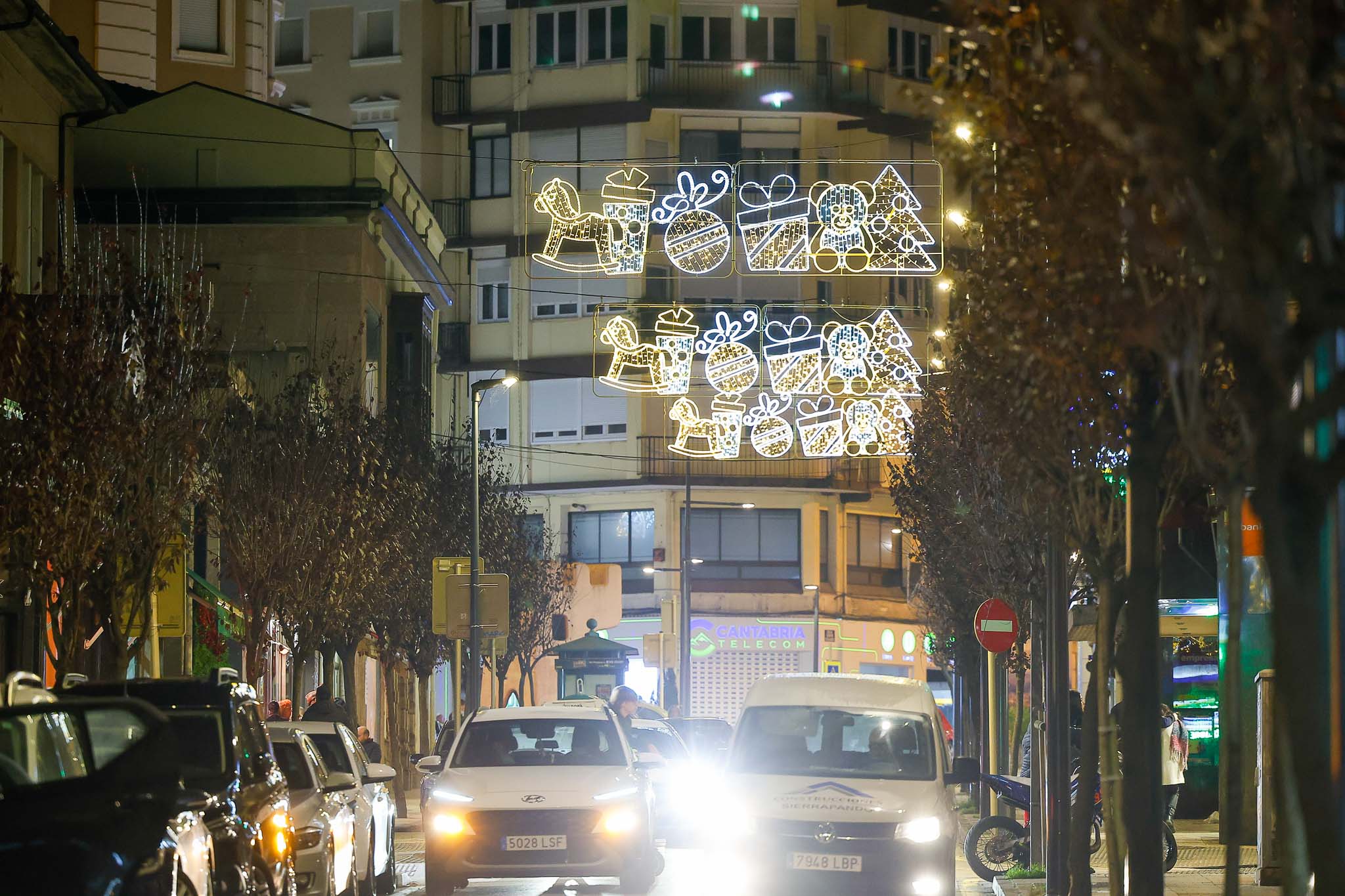Desde bastante antes de la hora prevista, la gente ha ido ocupando cada rincón y ha habido bastante tráfico por la zona. 