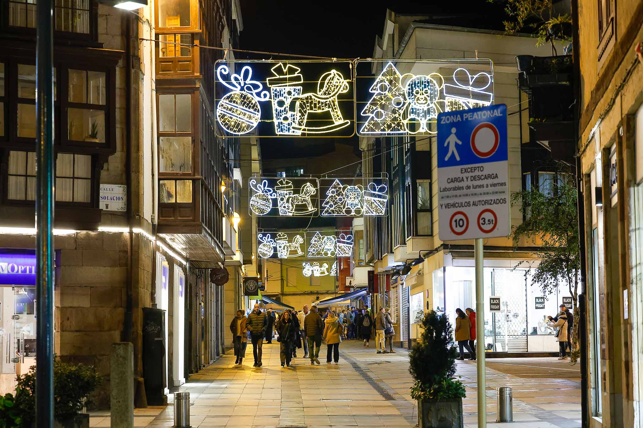 No fallan los clásicos abetos, juguetes y regalos.