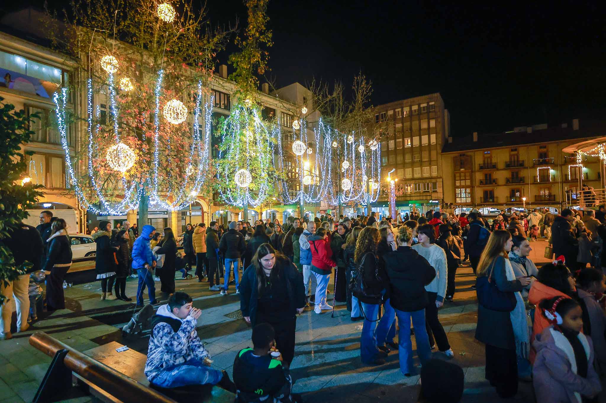 Así estaba tras el encendido la Plaza Mayor de Torrelavega.