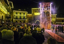Una multitud esperaba el encendido navideño de la localidad.