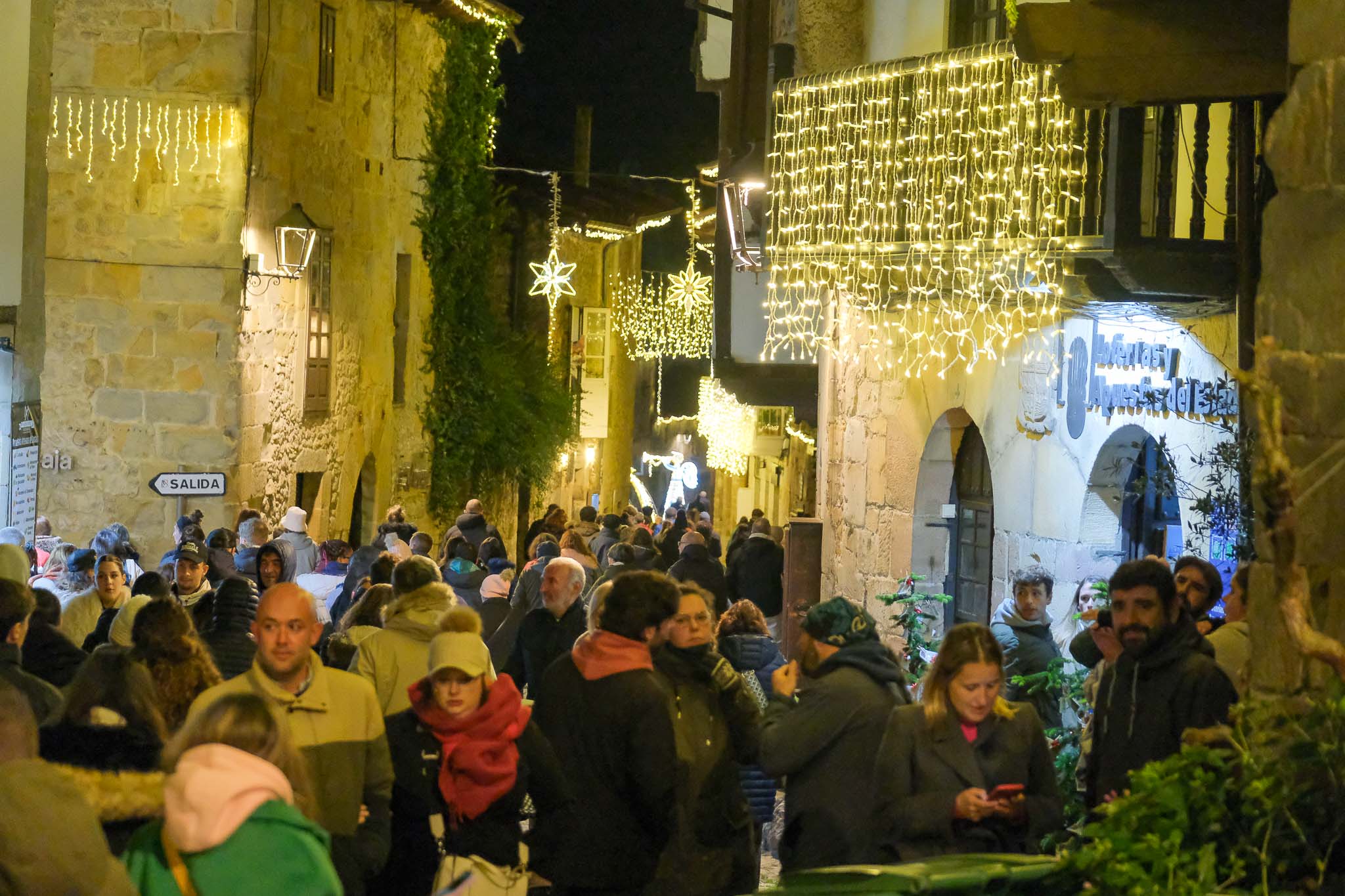 Al iluminar las fachadas, sonó un 'oh' multitudinario que resonó en la abarrotada Plaza Mayor.