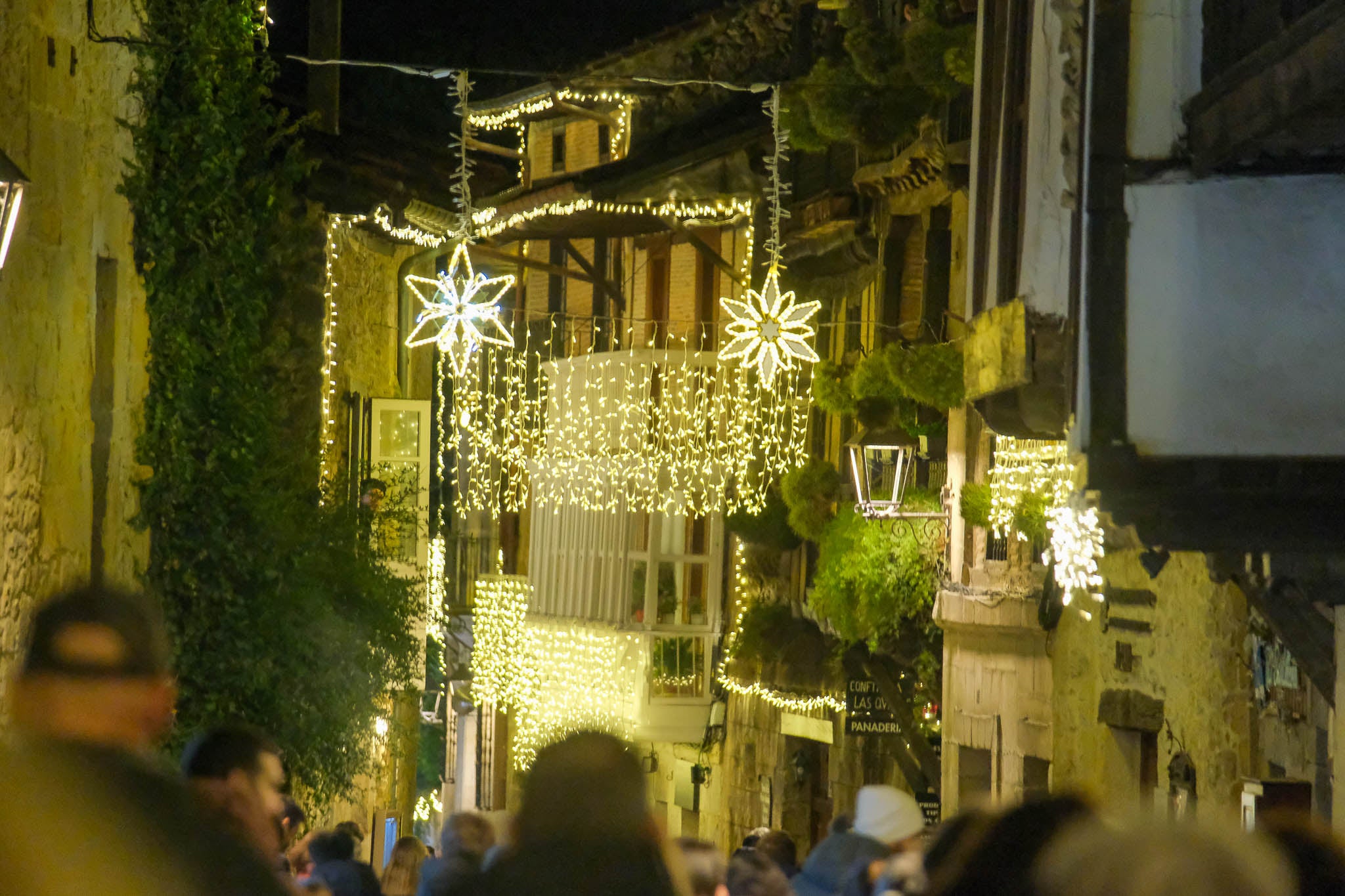 Sin necesidad de llegar al epicentro del evento, ya se podía notar la calidez, pues ya en la zona de las cadenas quienes iban llegando paraban a hacerse alguna foto con las nuevas figuras iluminadas.